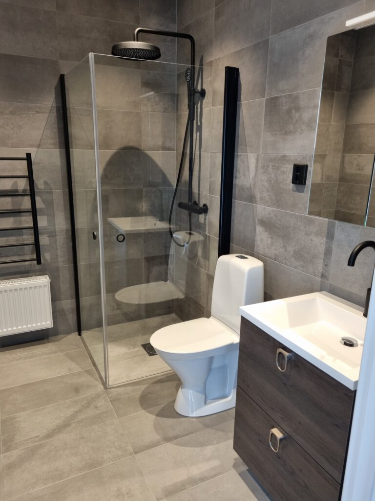 Badrumsrenovering i Falkenberg – AVA golv & bygg AB